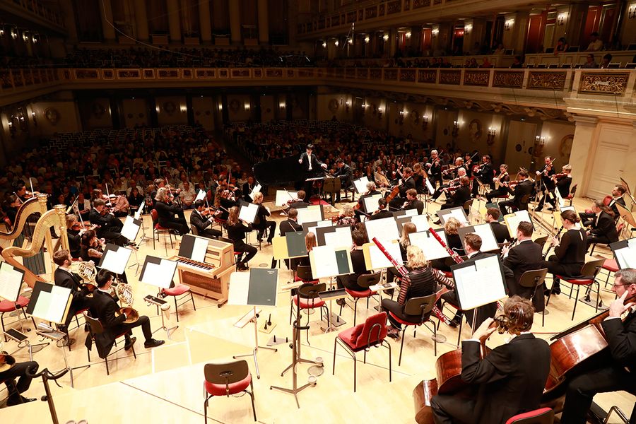 Orchester auf der Bühne des Berliner Konzerthauses vor Publikum