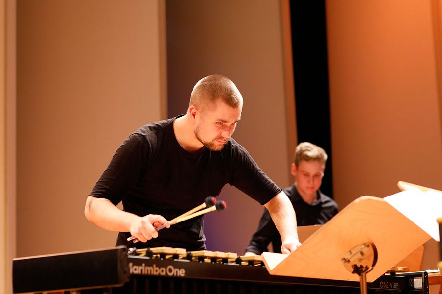 Zwei Studenten spielen Marimbaphon während eines Konzerts