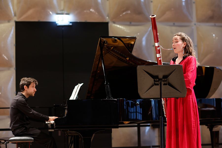 Pianist am Flügel und Preisträgerin spielt Fagott
