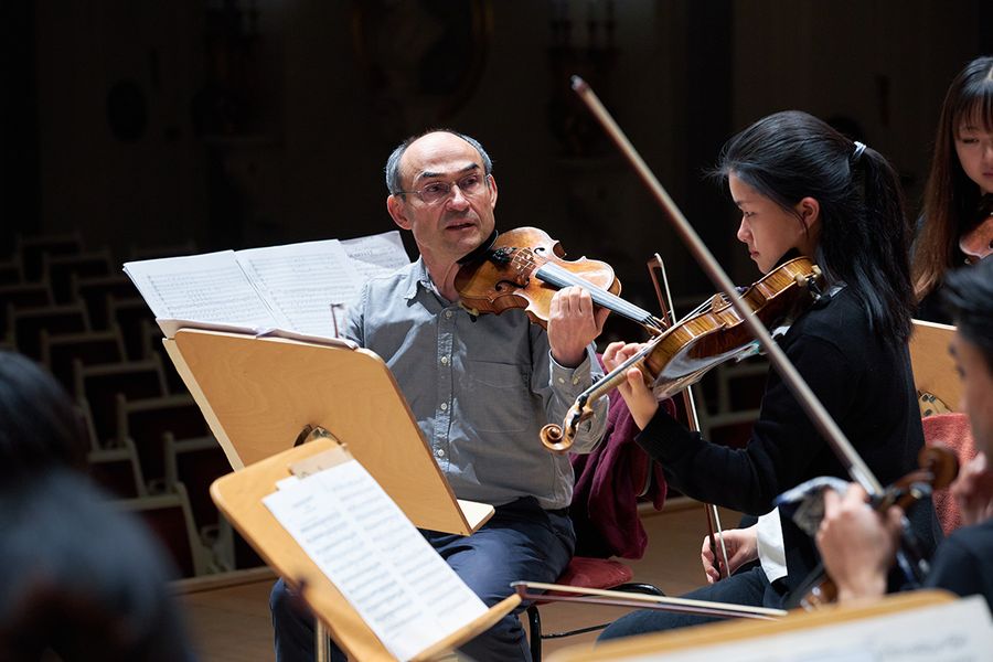 Prof. Picard und Studentin mit Geige auf der Bühne des Berliner Konzerthauses