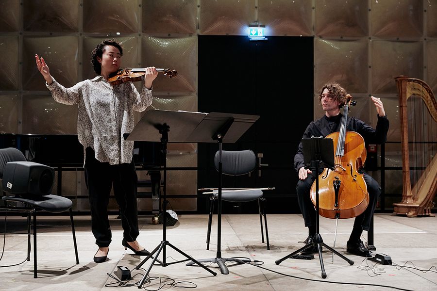 Geigerin und Cellist auf der Bühne des Krönungskutschensaals