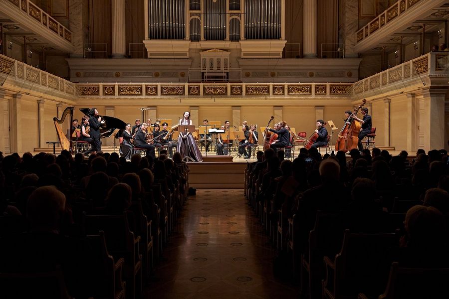 Das Ensemble Eisler Sinfonietta auf der Bühne im Großen Saal des Konzerthaus Berlin, davor klatschendes Publikum
