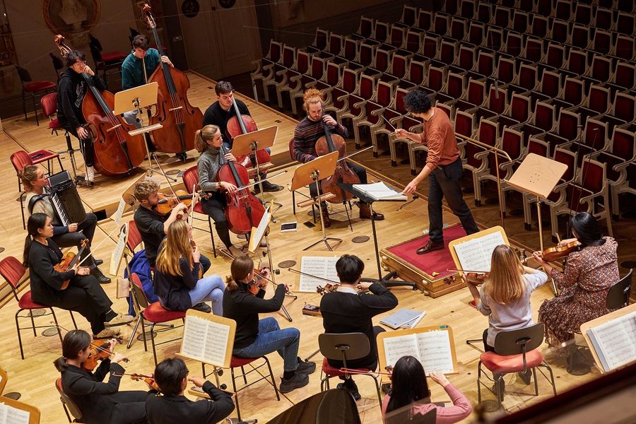 Das Ensemble Eisler Sinfonietta probt auf der Bühne im Großen Saal des Konzerthaus Berlin