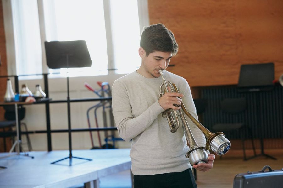 Eine Student hält eine Double Bell Trompete