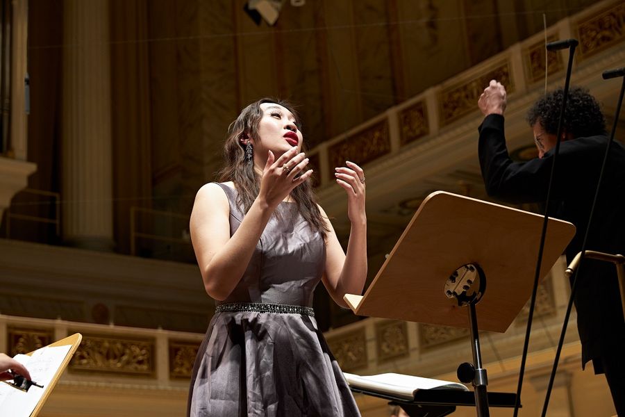 Die Solistin Yingsi He singt auf der Bühne des Großen Saals im Konzerthaus Berlin