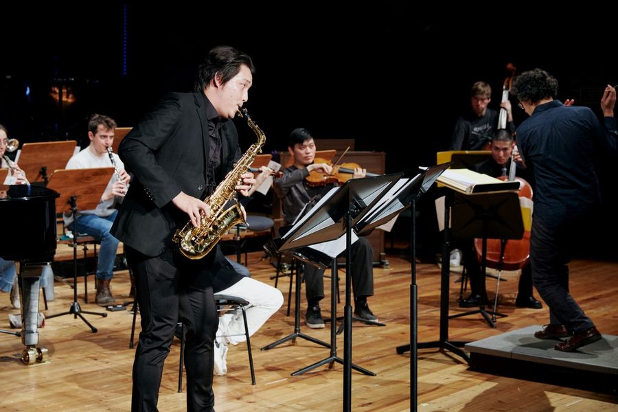 Saxophonist spielt mit Ensemble zusammen