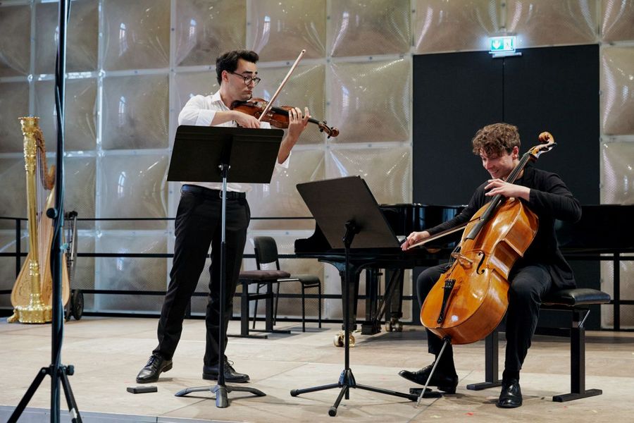 Geiger und Cellist spielen auf der Bühne des Krönungskutschen-Saals