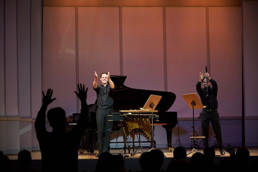 Zwei Studenten stehen auf der Bühne des Kleinen Saals im Berliner Konzerthaus und klatschen in Richtung des Publikums