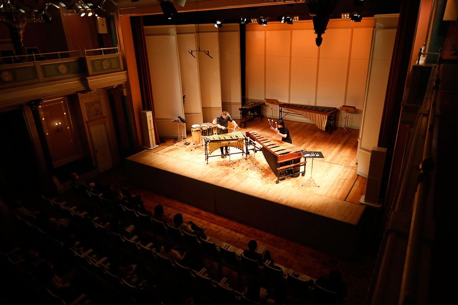 Zwei Studierende spielen Marimbaphon auf einer Konzertbühne
