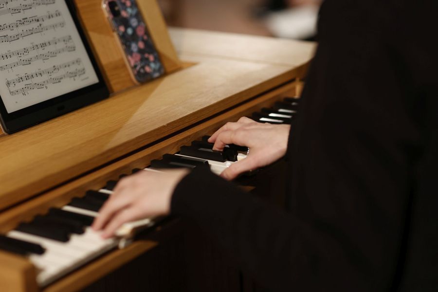 Nahaufnahme der Hände an der Orgel
