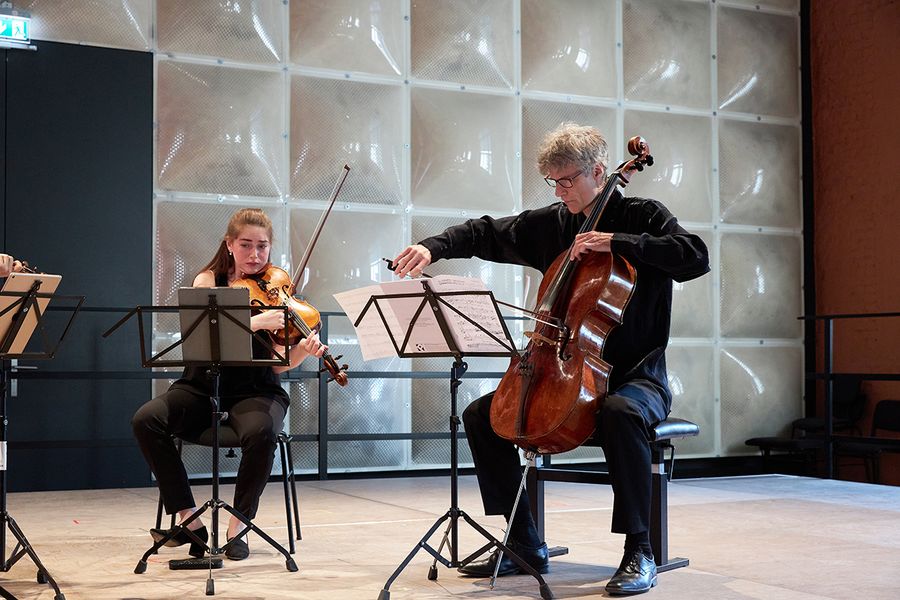 Bratschistin und Cellist auf der Bühne des Krönungskutschensaals