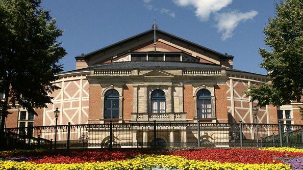 Festspielhaus Bayreuth hinter einem Blumenbeet