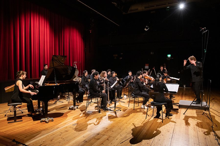 Orchester aus Studierenden während eines Konzertes im Studiosaal