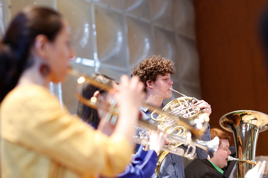 Student spielt Horn und Studentin spielt Trompete