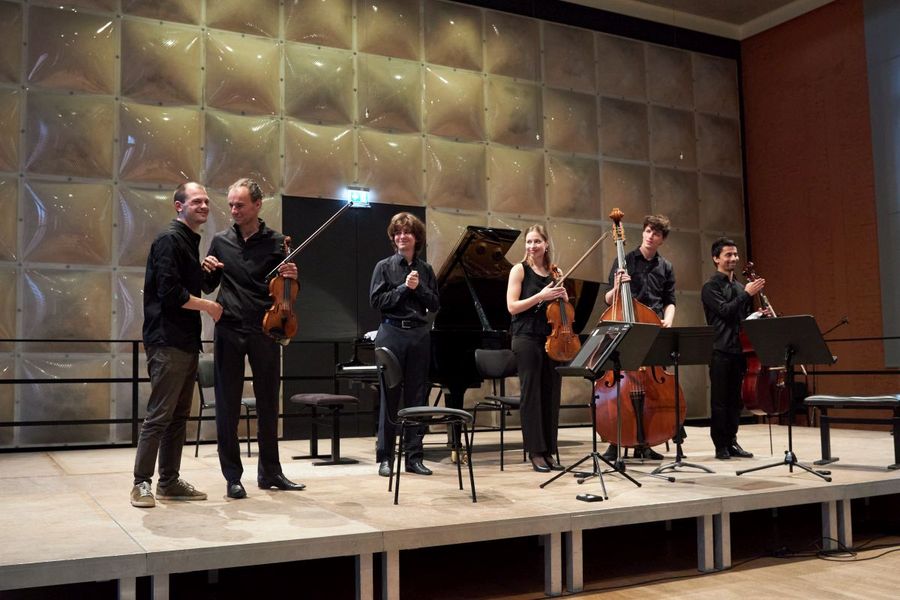 Streich-Quintett und Komponist stehen auf der Bühne des Krönungskutschen-Saals