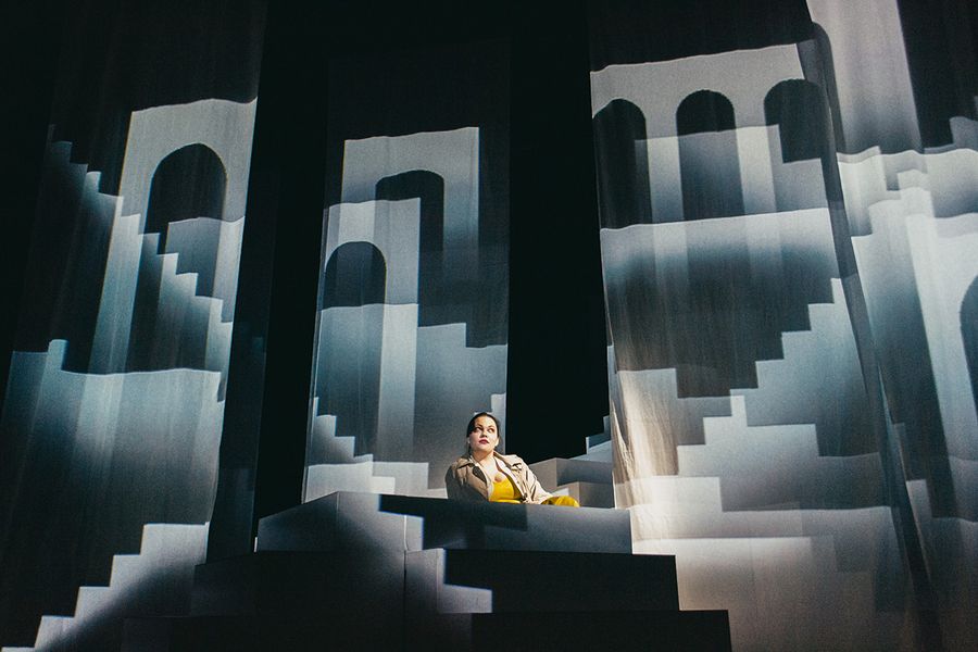 Gesangstudentin während einer Musiktheater-Probe