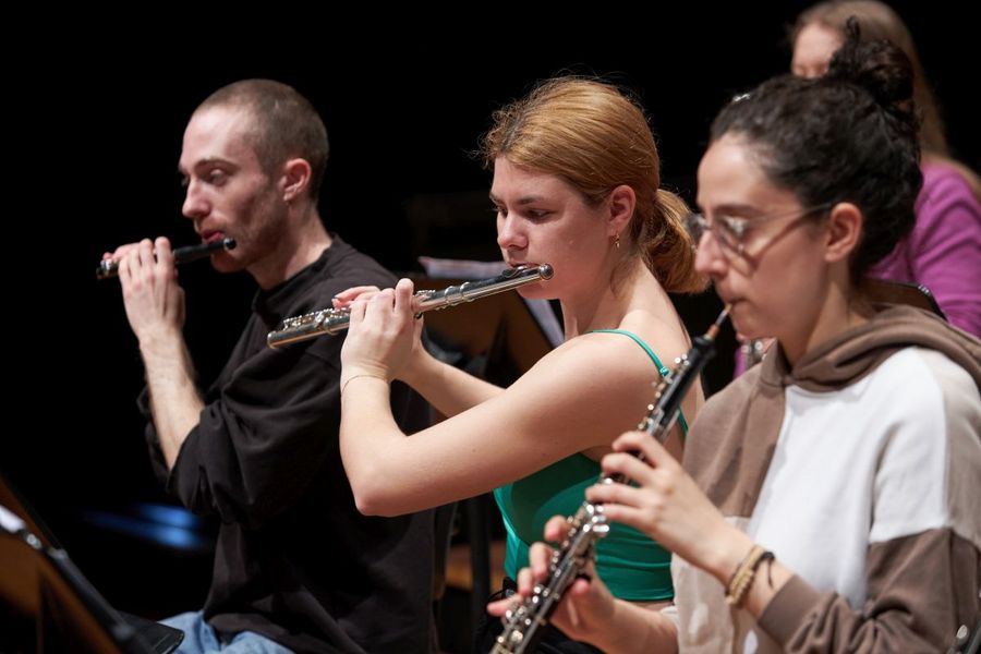 Ein Mann spielt Piccolo-Flöte, neben ihm eine Frau die Querflöte spielt und eine weitere Oboe