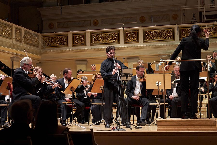 Klarinetten-Solist, Dirigentin und Konzerthausorchester auf der Bühne des Konzerthauses