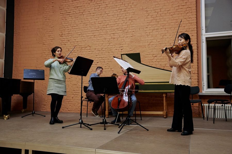 Studierende spielen Streichinstrumente auf der Bühne im Galakutschen-Saal I
