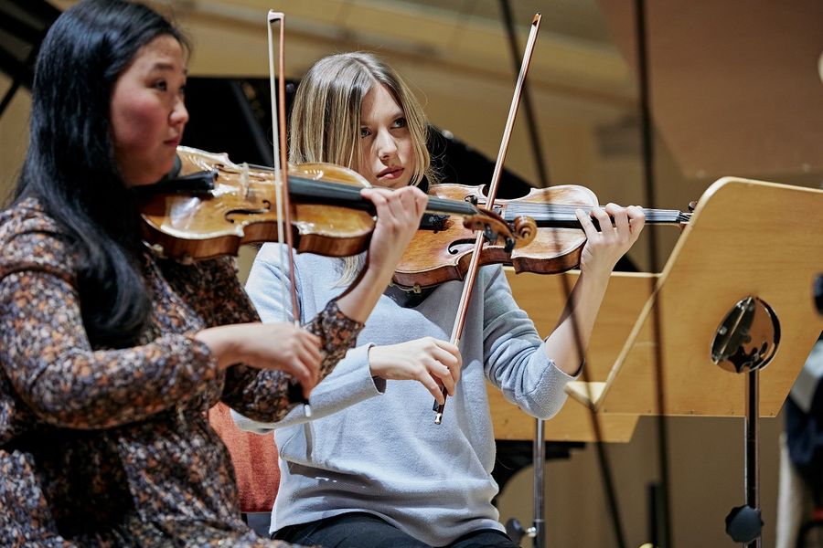 Zwei Studentinnen spielen Geige