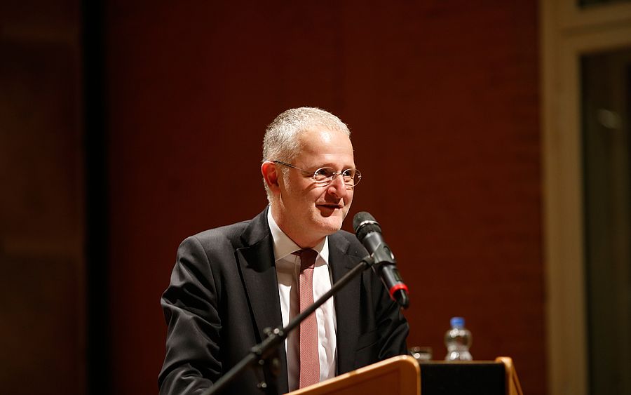 Rektor Robert Ehrlich während einer Rede