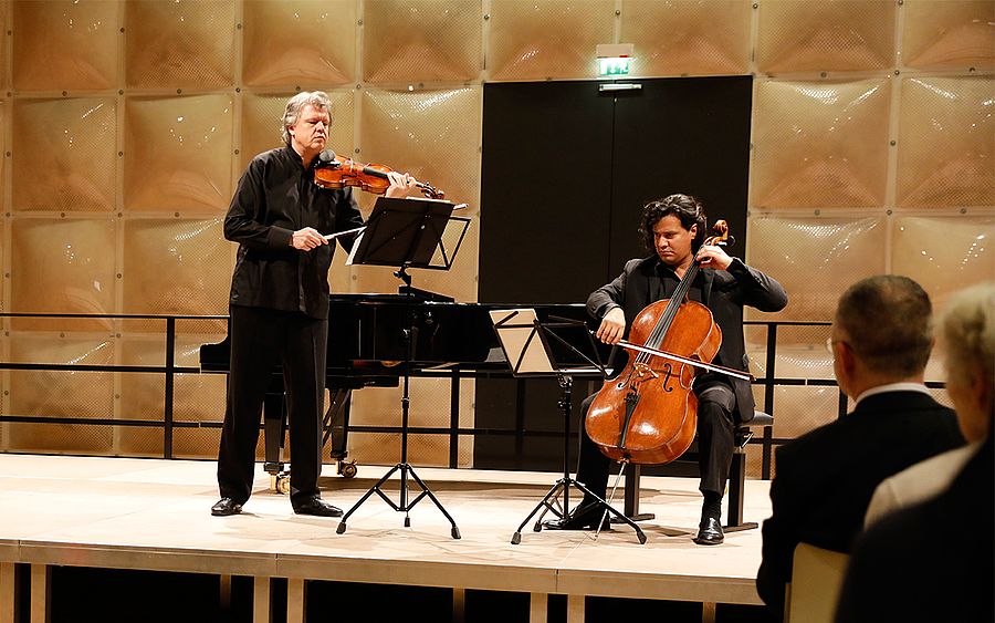 Professor Wallin mit Geige und Professor Bohórquez mit Cello auf einer Bühne