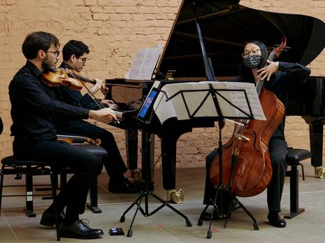 Pianist, Violinist und Cellistin spielen im Preiträgerkonzert