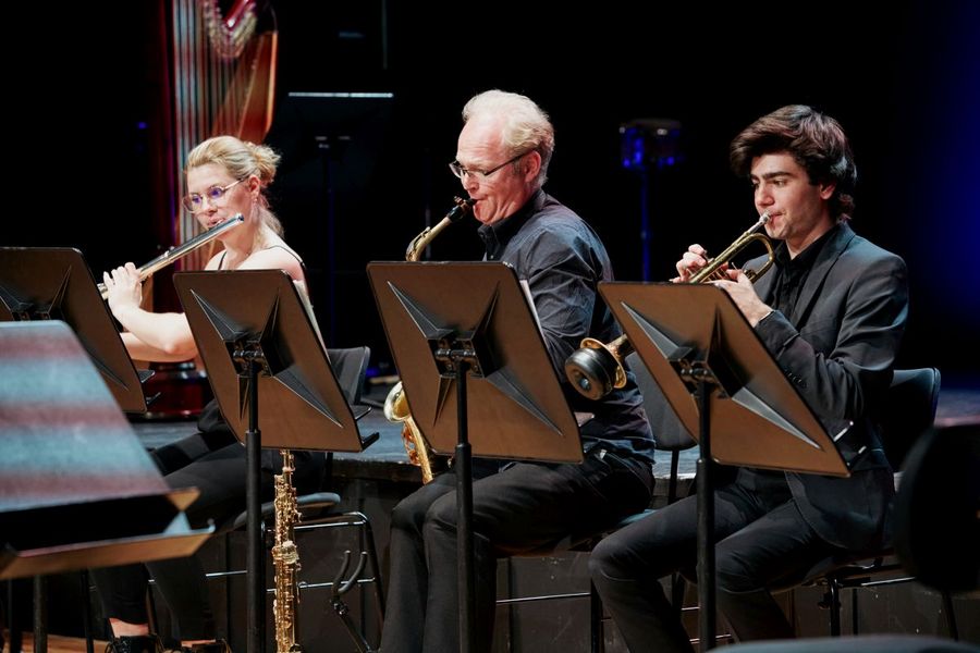 Musiker spielen Querflöte, Saxophon und Trompete