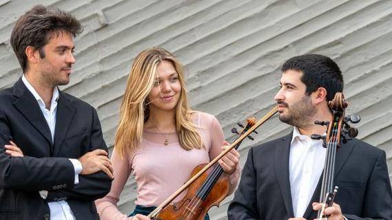 Drei Musiker mit Geige und Cello