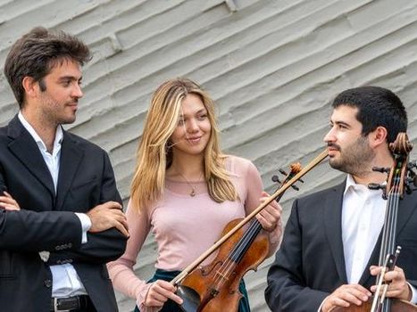 Drei Musiker mit Geige und Cello