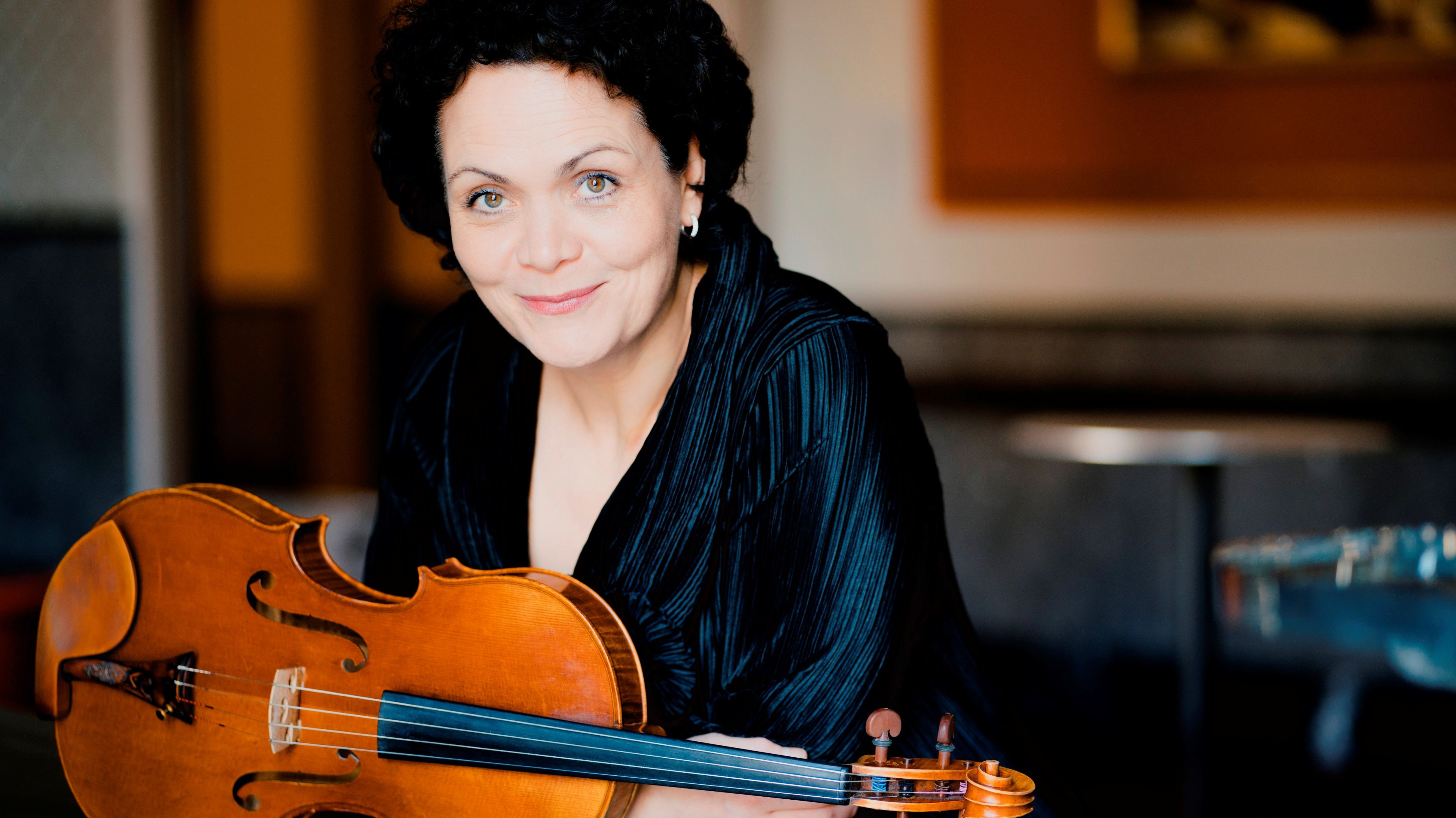 Professorin Tabea Zimmermann mit Bratsche