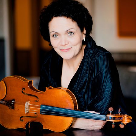 Professorin Tabea Zimmermann mit Bratsche