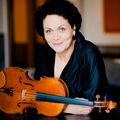 Professorin Tabea Zimmermann mit Bratsche