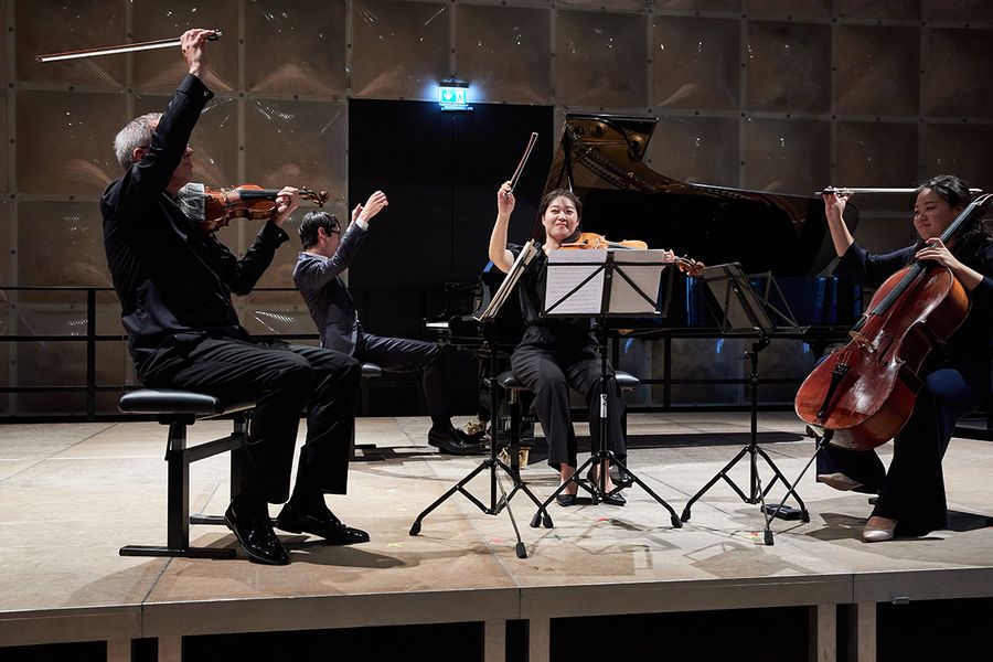 Streichtrio und Pianist auf der Bühne des Krönungskutschensaals