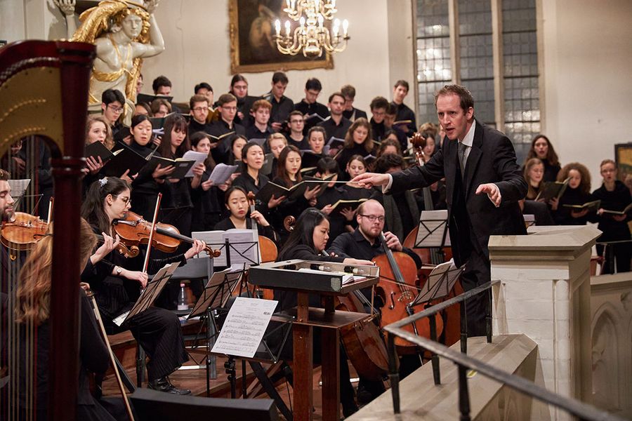Professor Justin Doyle dirigiert Chor und Orchester aus Studierenden
