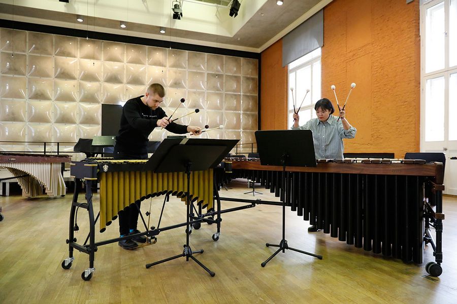 Zwei Studierende spielen Marimbaphon während einer Probe