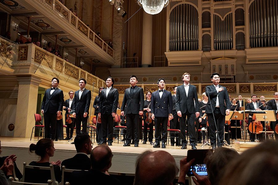 Sechs Sänger in Anzügen stehen auf der Bühne des Berliner Konzerthauses
