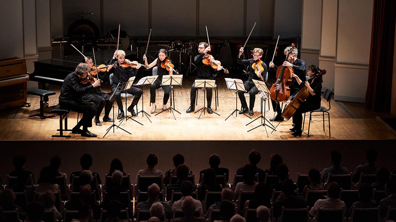 Streicherensemble auf der Bühne