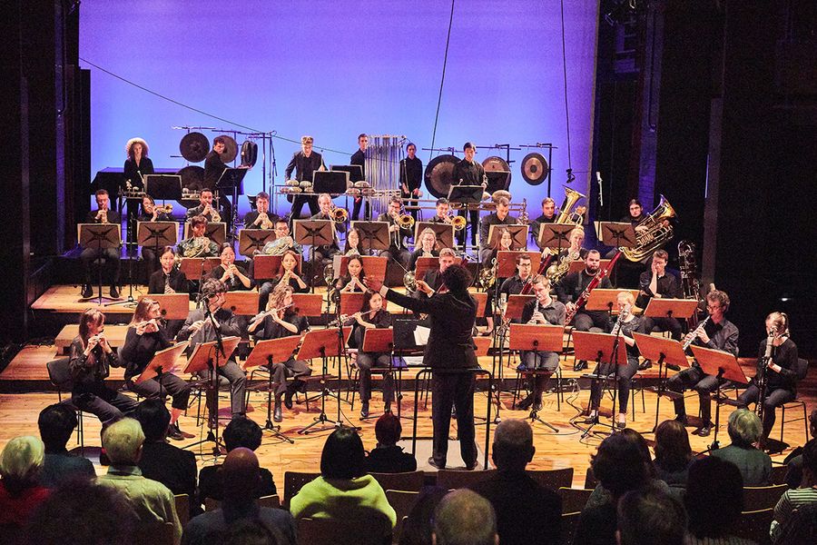 Orchester auf einer Bühne vor Publikum
