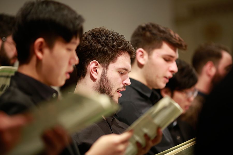 Singende Studenten mit Noten