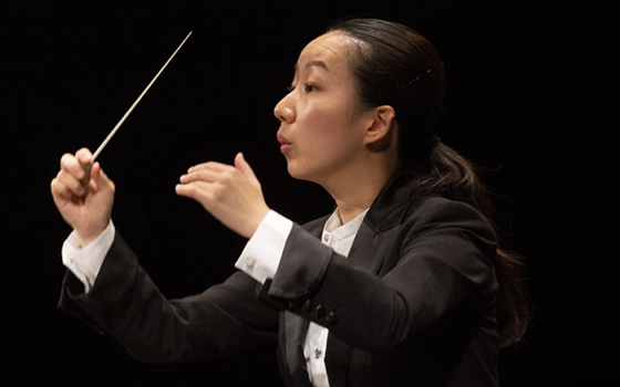 Nodoka Okisawa dirigiert