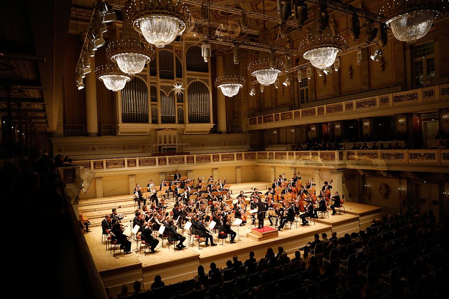 Sinfonieorchester auf der Bühne des Berliner Konzerthauses während eines Konzertes