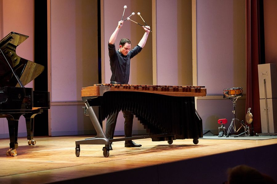 Ein Student spielt Vibraphon auf der Bühne des Kleinen Saals im Berliner Konzerthaus 