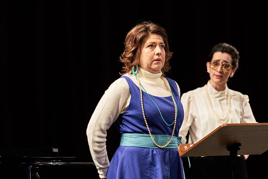 Professorin Anna Korondi und Studentin auf einer Bühne