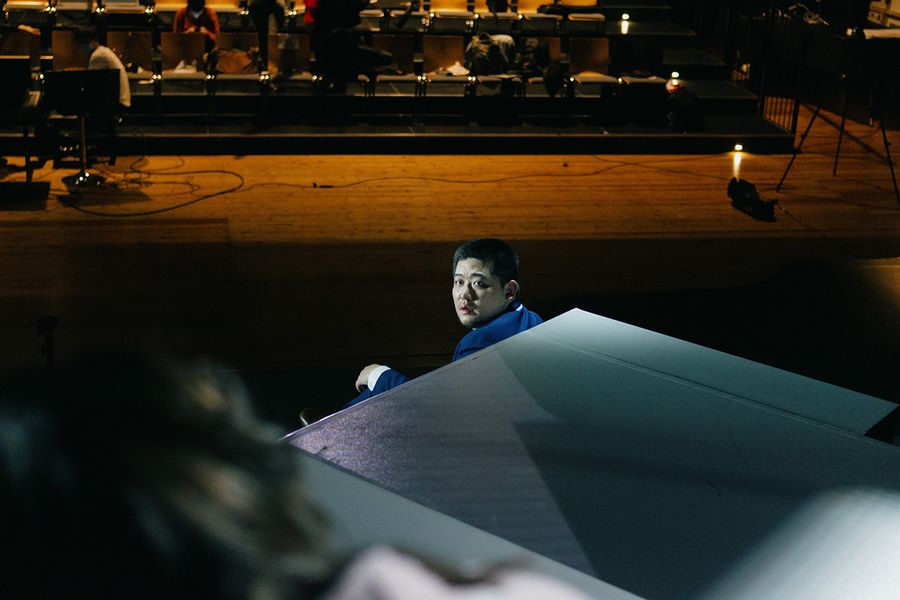 Gesangstudent während einer Musiktheater-Probe