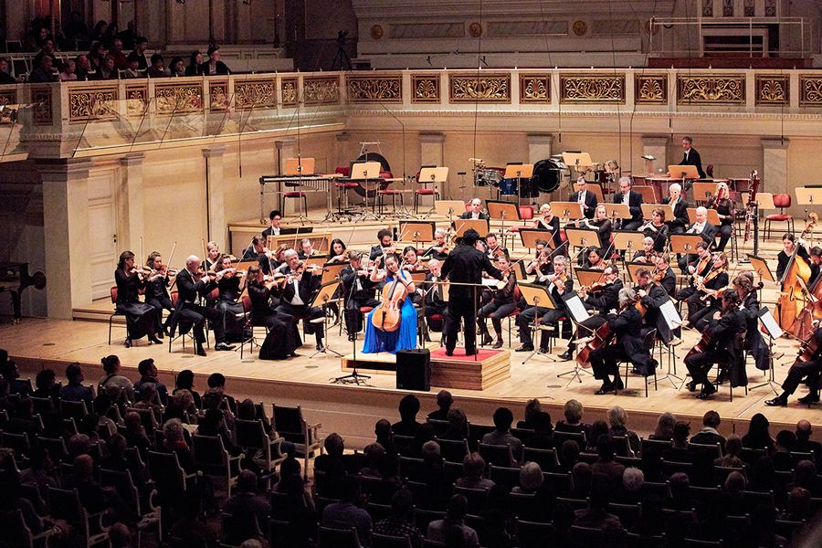 Orchester mit Cellosolistin auf der Bühne des Berliner Konzerthauses vor Publikum