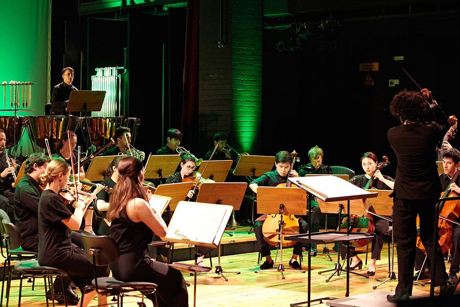 Professor Manuel Nawri dirigiert das Echo Ensemble während eines Konzertes