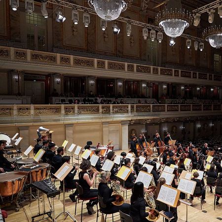  Blick von hinten auf das Orchester mit Dirigent während des Konzertes auf der Bühne des Berliner Konzerthauses