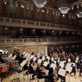  Blick von hinten auf das Orchester mit Dirigent während des Konzertes auf der Bühne des Berliner Konzerthauses
