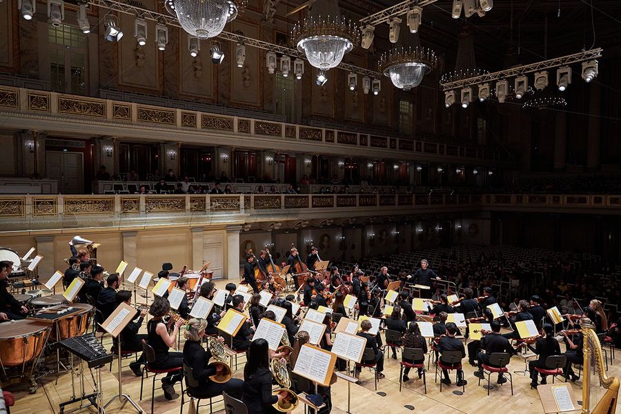  Blick von hinten auf das Orchester mit Dirigent während des Konzertes auf der Bühne des Berliner Konzerthauses